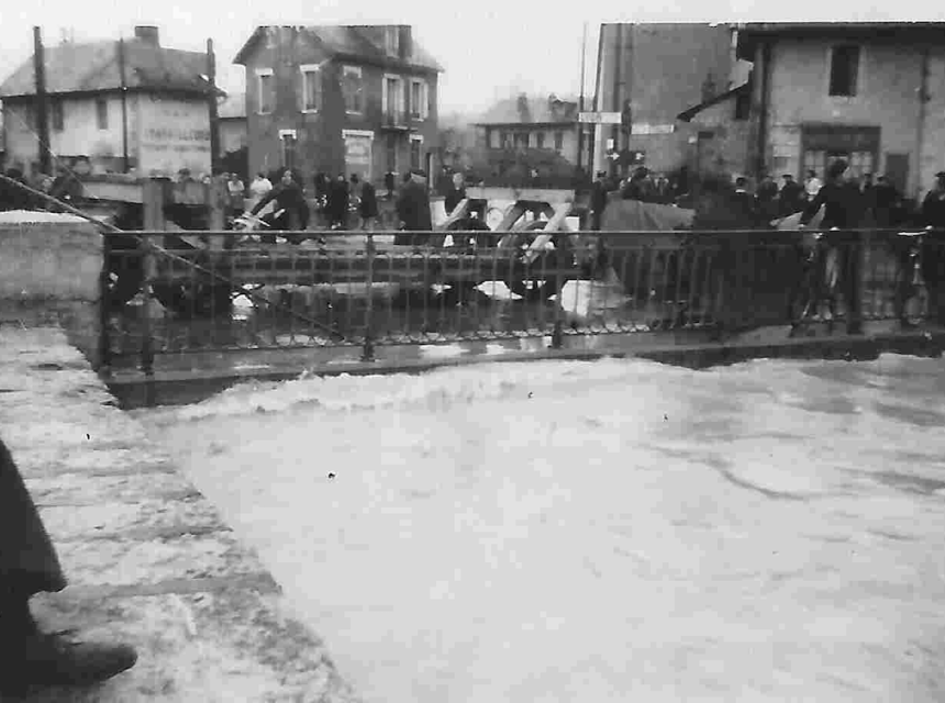 pont inondé